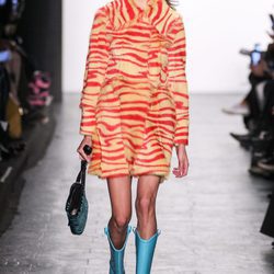 Abrigo de pelo con print colorido de Jeremy Scott en la FW de Nueva York para otoño/invierno 2016/2017