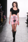 Mini falda de guitarra de Jeremy Scott en la FW de Nueva York para otoño/invierno 2016/2017