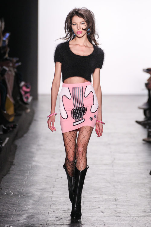 Mini falda de guitarra de Jeremy Scott en la FW de Nueva York para otoño/invierno 2016/2017