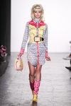 Vestido estampado pin up de Jeremy Scott en la FW de Nueva York para otoño/invierno 2016/2017