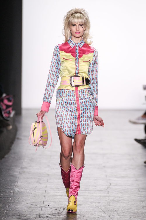Vestido estampado pin up de Jeremy Scott en la FW de Nueva York para otoño/invierno 2016/2017