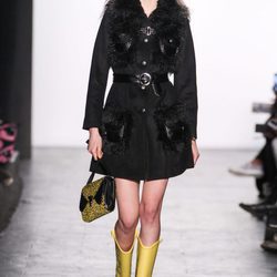 Vestido en clave abrigo de Jeremy Scott en la FW de Nueva York para otoño/invierno 2016/2017