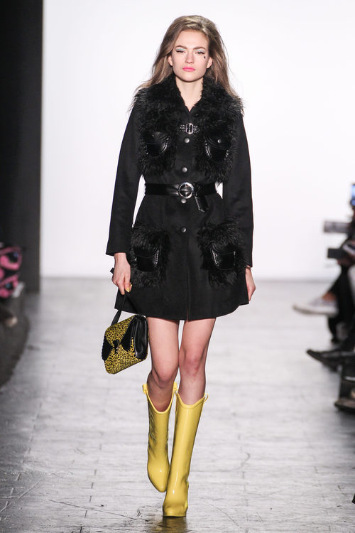 Vestido en clave abrigo de Jeremy Scott en la FW de Nueva York para otoño/invierno 2016/2017