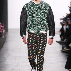 Bomber con print animal de Jeremy Scott en la FW de Nueva York para otoño/invierno 2016/2017