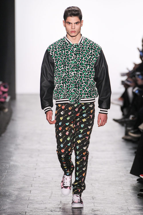 Bomber con print animal de Jeremy Scott en la FW de Nueva York para otoño/invierno 2016/2017