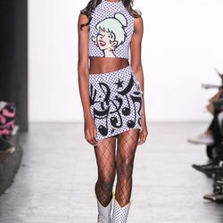 Conjunto con estampado pin up de Jeremy Scott en la FW de Nueva York para otoño/invierno 2016/2017