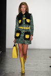 Karlie Kloss conjunto verde y amarillo de Jeremy Scott en la FW de Nueva York para otoño/invierno 2016/2017