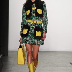 Karlie Kloss conjunto verde y amarillo de Jeremy Scott en la FW de Nueva York para otoño/invierno 2016/2017