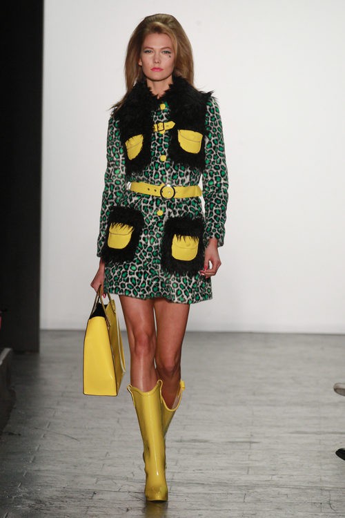 Karlie Kloss conjunto verde y amarillo de Jeremy Scott en la FW de Nueva York para otoño/invierno 2016/2017