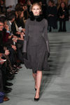Vestido gris con cuello bebé de Oscar de la Renta en la New York FW para otoño/invierno 2016/2017