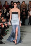 Vestido seda azul de Oscar de la Renta en la New York FW para otoño/invierno 2016/2017