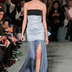 Vestido seda azul de Oscar de la Renta en la New York FW para otoño/invierno 2016/2017