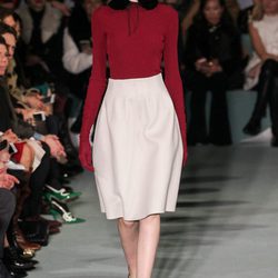 Conjunto rojo y blanco de Oscar de la Renta en la New York FW para otoño/invierno 2016/2017