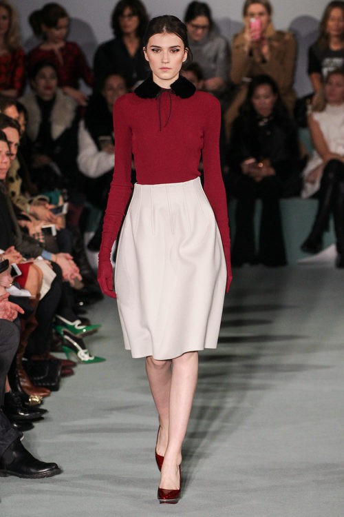 Conjunto rojo y blanco de Oscar de la Renta en la New York FW para otoño/invierno 2016/2017