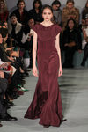 Vestido terciopelo y fajín de Oscar de la Renta en la New York FW para otoño/invierno 2016/2017