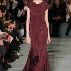 Vestido terciopelo y fajín de Oscar de la Renta en la New York FW para otoño/invierno 2016/2017