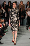 Vestido globo con estampado dorado de Oscar de la Renta en la New York FW para otoño/invierno 2016/2017