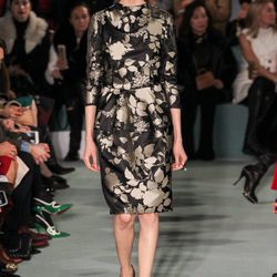 Vestido globo con estampado dorado de Oscar de la Renta en la New York FW para otoño/invierno 2016/2017