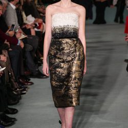 Vestido efecto degradado de Oscar de la Renta en la New York FW para otoño/invierno 2016/2017