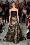 Vestido corte princesa negro de Oscar de la Renta en la New York FW para otoño/invierno 2016/2017