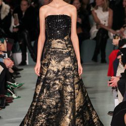 Vestido corte princesa negro de Oscar de la Renta en la New York FW para otoño/invierno 2016/2017