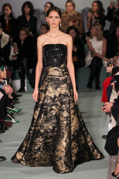 Vestido corte princesa negro de Oscar de la Renta en la New York FW para otoño/invierno 2016/2017