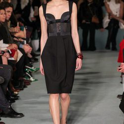 Vestido negro efecto globo de Oscar de la Renta en la New York FW para otoño/invierno 2016/2017