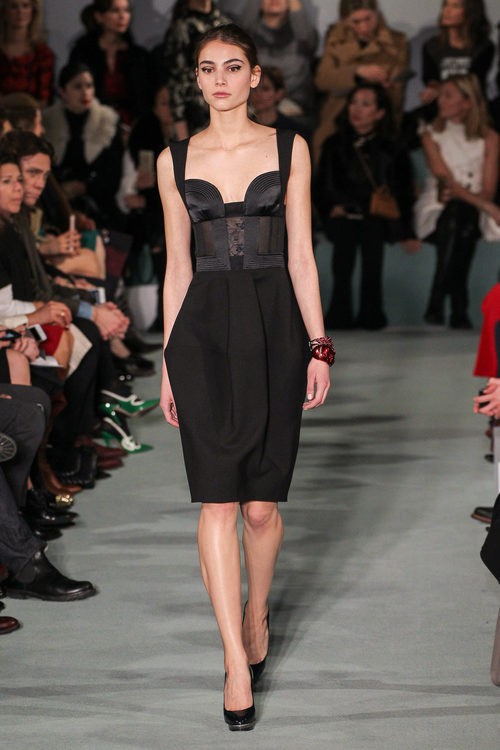 Vestido negro efecto globo de Oscar de la Renta en la New York FW para otoño/invierno 2016/2017