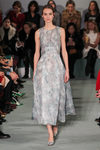 Vestido gris estampado floral de Oscar de la Renta en la New York FW para otoño/invierno 2016/2017