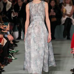 Vestido gris estampado floral de Oscar de la Renta en la New York FW para otoño/invierno 2016/2017