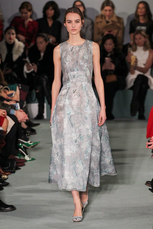 Vestido gris estampado floral de Oscar de la Renta en la New York FW para otoño/invierno 2016/2017