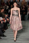 Vestido estampado rosa de Oscar de la Renta en la New York FW para otoño/invierno 2016/2017