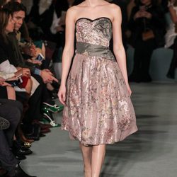 Vestido estampado rosa de Oscar de la Renta en la New York FW para otoño/invierno 2016/2017