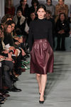 Conjunto negro y berenjena de Oscar de la Renta en la New York FW para otoño/invierno 2016/2017