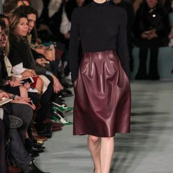 Conjunto negro y berenjena de Oscar de la Renta en la New York FW para otoño/invierno 2016/2017