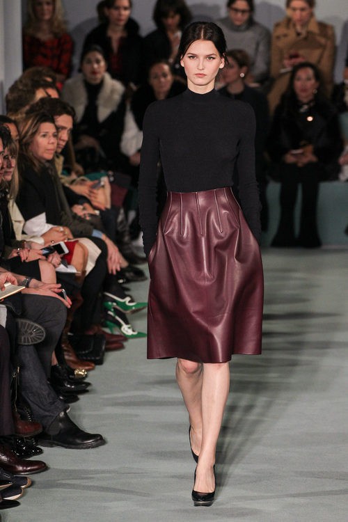 Conjunto negro y berenjena de Oscar de la Renta en la New York FW para otoño/invierno 2016/2017