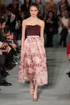 Vestido berenjena de Oscar de la Renta en la New York FW para otoño/invierno 2016/2017