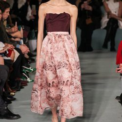 Vestido berenjena de Oscar de la Renta en la New York FW para otoño/invierno 2016/2017
