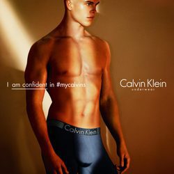 Mitchell Slanggert con bóxer gris oscuro de Calvin Klein para primavera/verano 2016