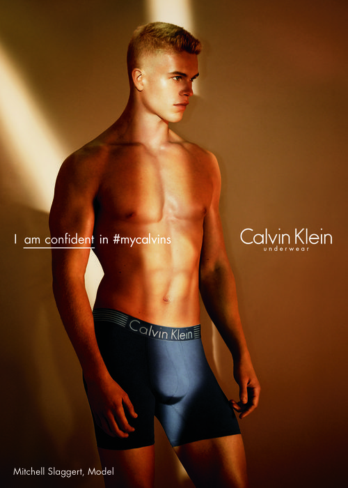 Mitchell Slanggert con bóxer gris oscuro de Calvin Klein para primavera/verano 2016