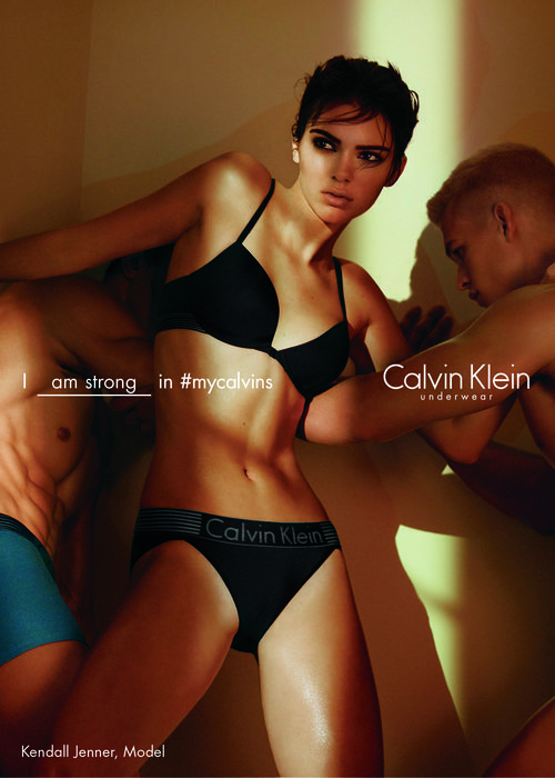 Kendall Jenney y dos modelos con conjunto sport de Calvin Klein para primavera/verano 2016