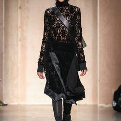 Total look encaje de DKNY en FW de Nueva York para otoño/invierno 2016/2017