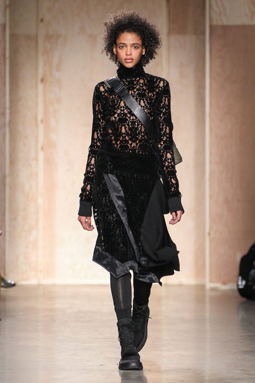 Total look encaje de DKNY en FW de Nueva York para otoño/invierno 2016/2017