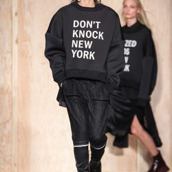 Sudadera con mensaje de DKNY en FW de Nueva York para otoño/invierno 2016/2017