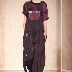 Look berenjena terciopelo de DKNY en FW de Nueva York para otoño/invierno 2016/2017