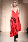 Vestido rojo escotado de DKNY en FW de Nueva York para otoño/invierno 2016/2017