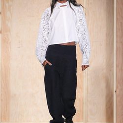 Conjunto blanco y negro de DKNY en FW de Nueva York para otoño/invierno 2016/2017