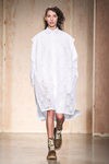 Total look blanco de DKNY en FW de Nueva York para otoño/invierno 2016/2017