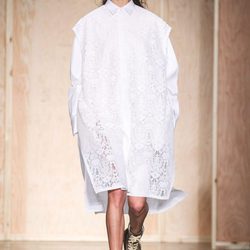 Total look blanco de DKNY en FW de Nueva York para otoño/invierno 2016/2017
