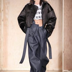 Estilo casual acolchado de DKNY en FW de Nueva York para otoño/invierno 2016/2017